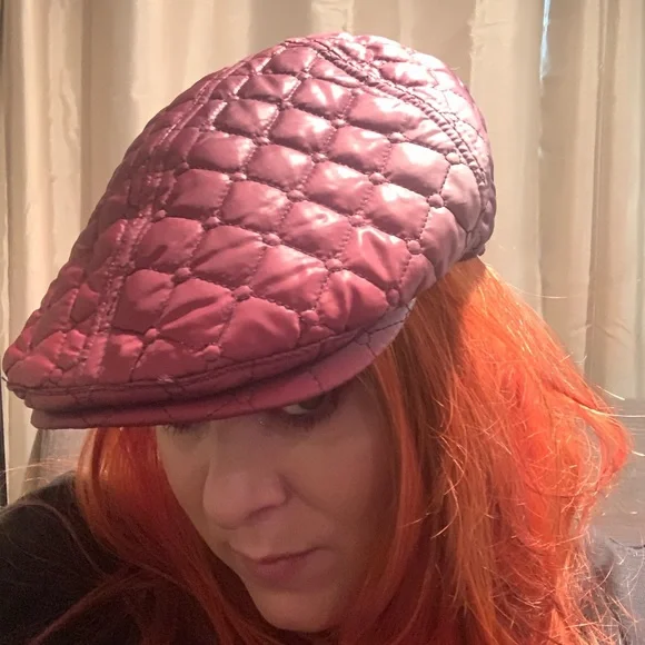 Quilted ombré distressed Burgundy Cap made of puffer like material - Picture 3 of 8